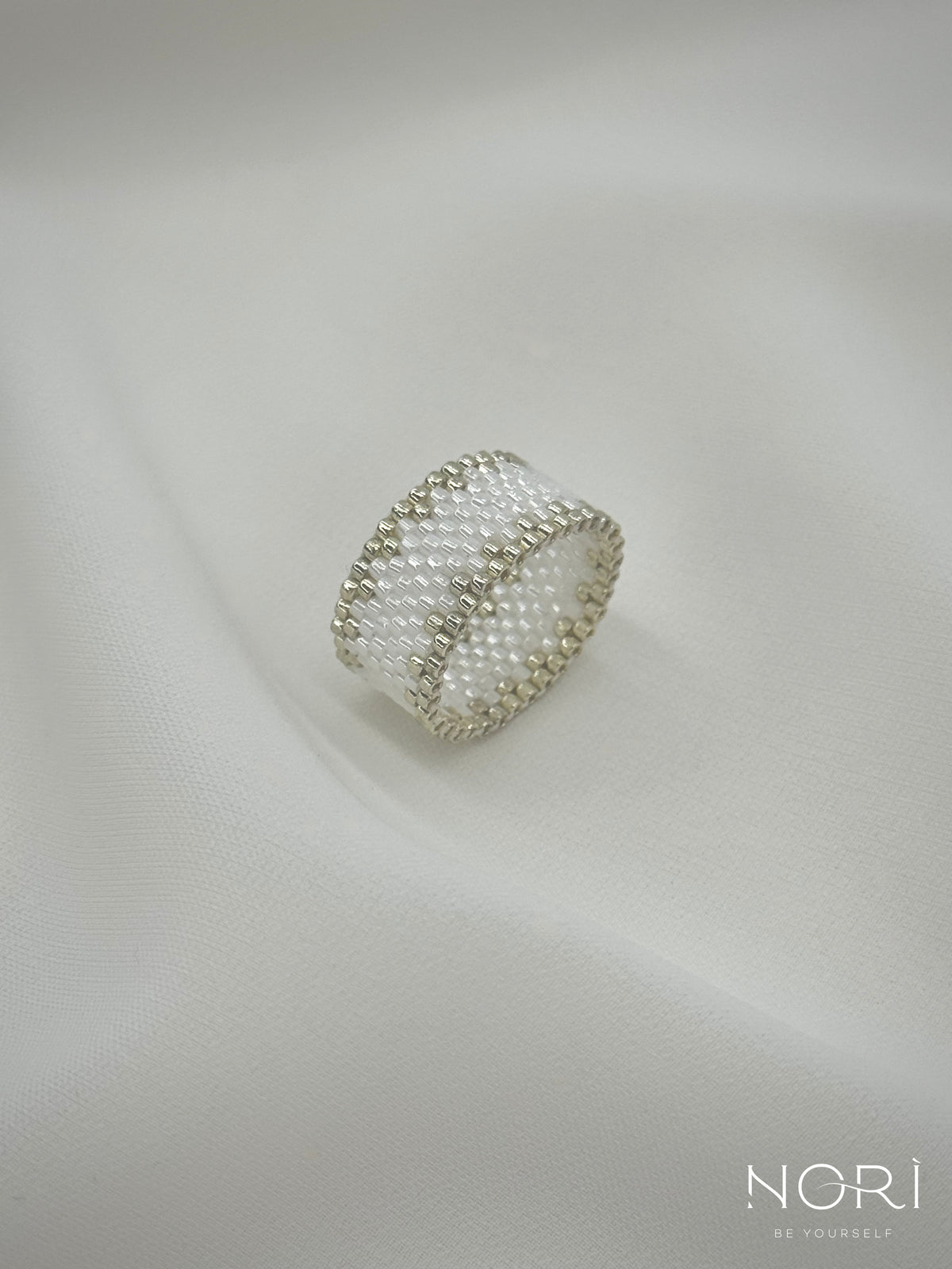 Pulsation_Alb perlat cu argintiu
