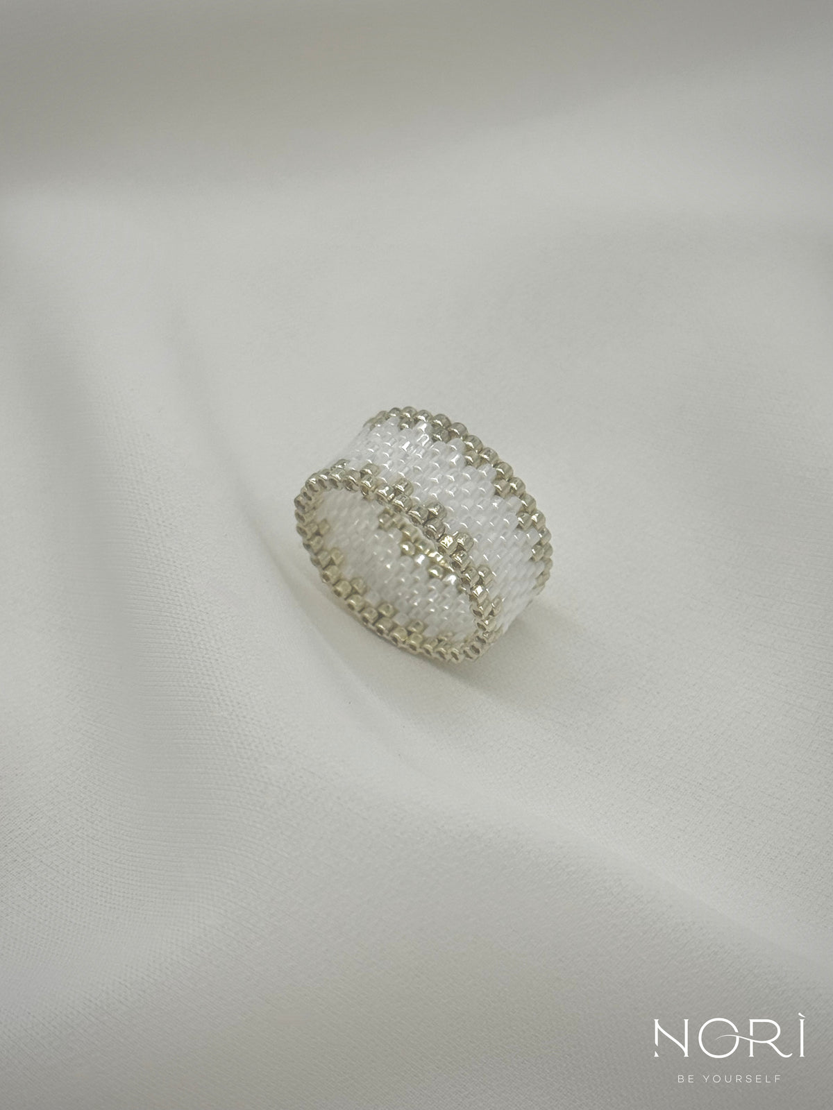 Pulsation_Alb perlat cu argintiu