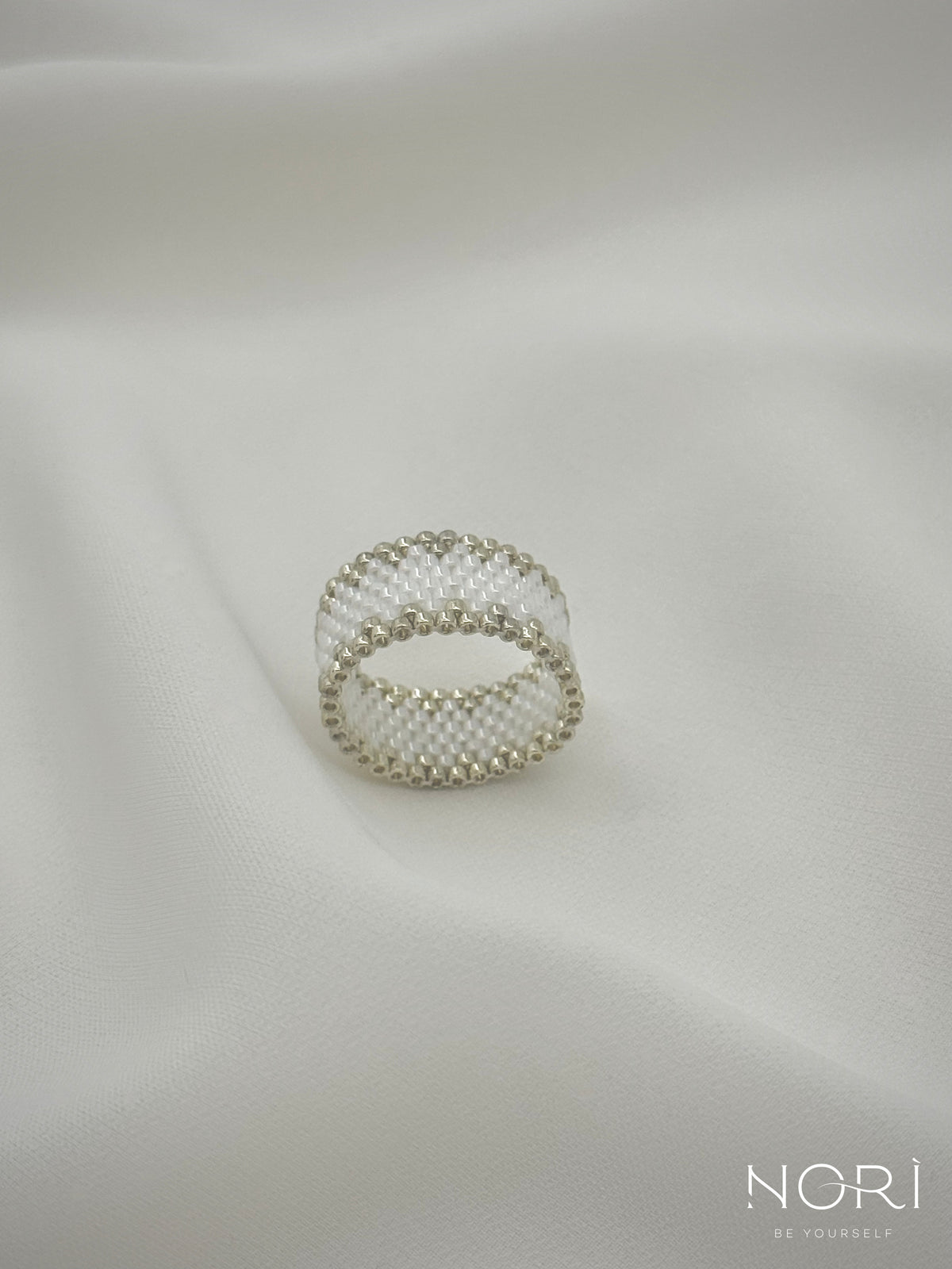 Pulsation_Alb perlat cu argintiu