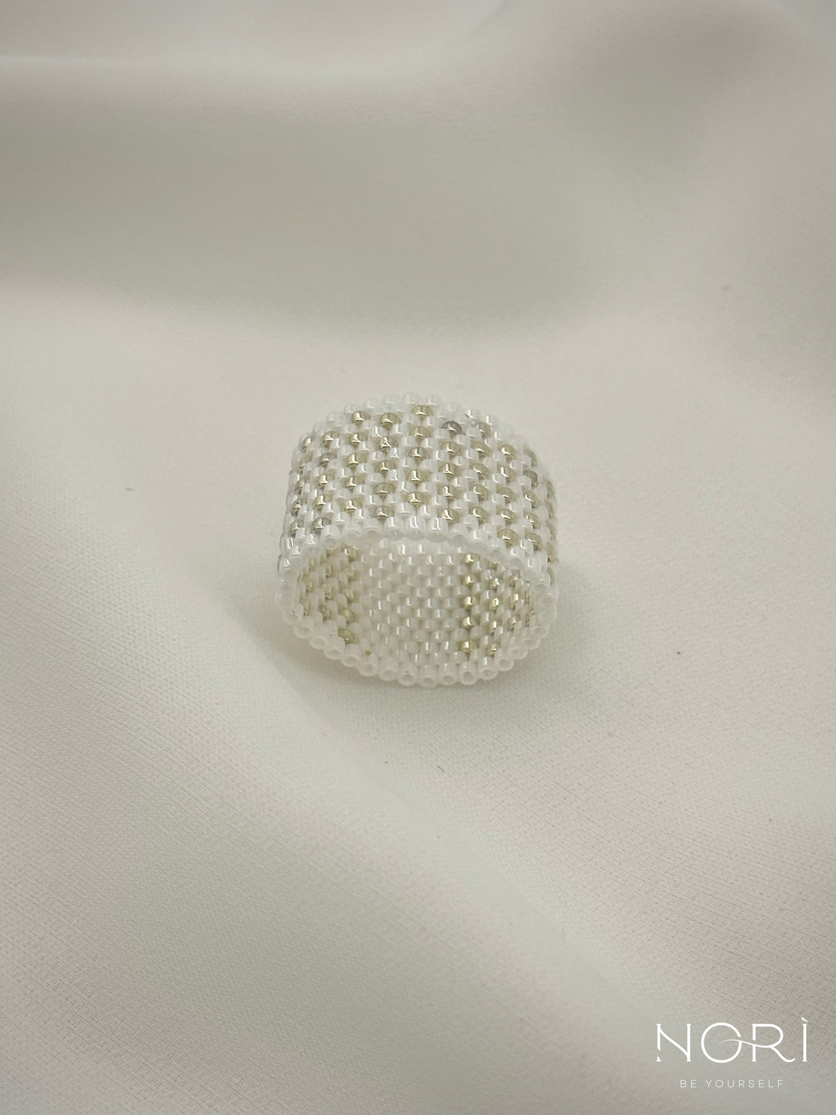Tresor_Alb perlat cu argintiu