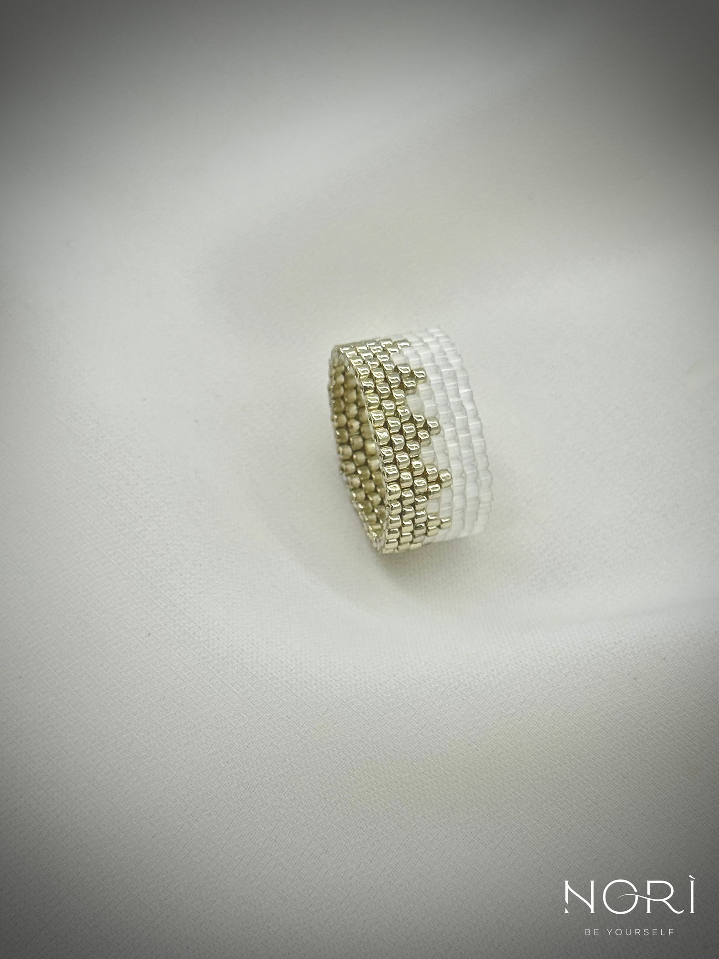 Vibration_Argintiu cu satin alb
