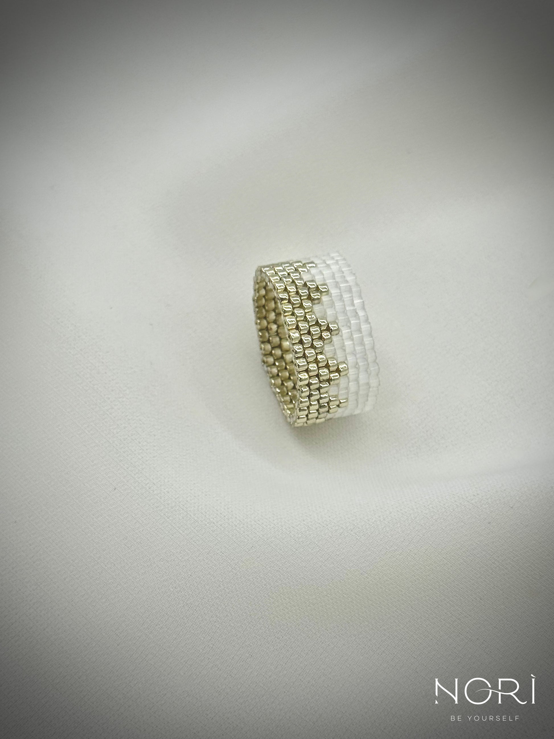 Vibration_Argintiu cu satin alb