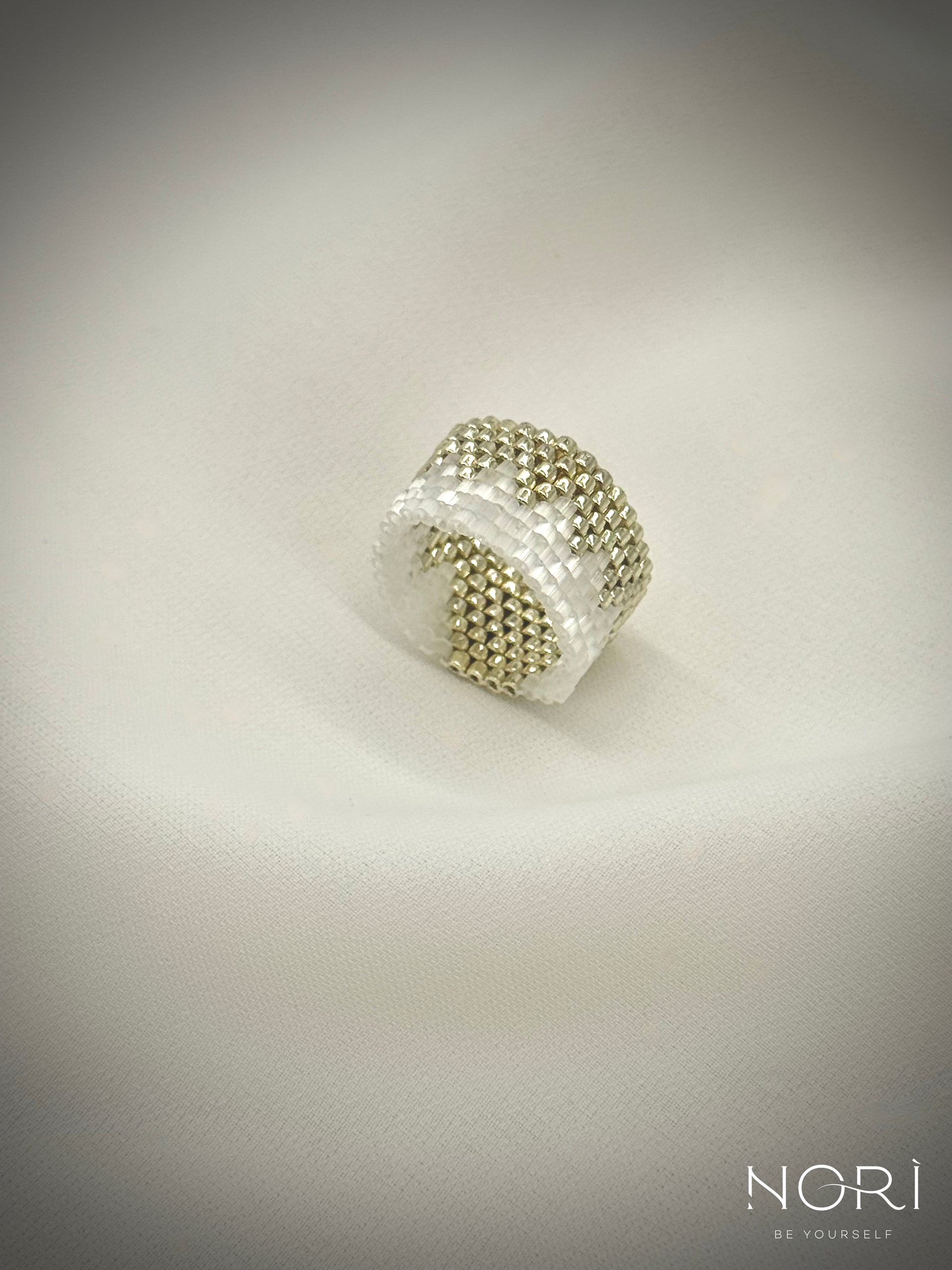 Vibration_Argintiu cu satin alb