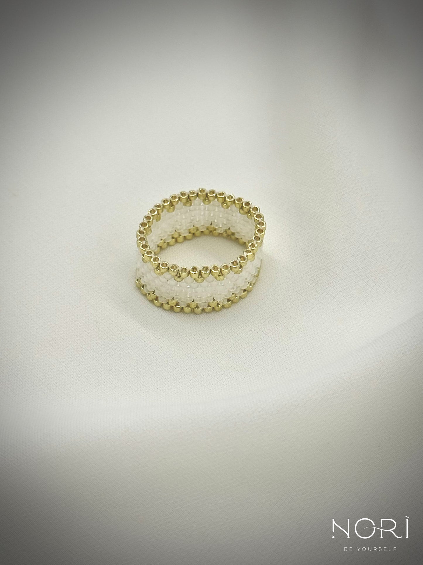 Pulsation_Auriu pal cu satin alb
