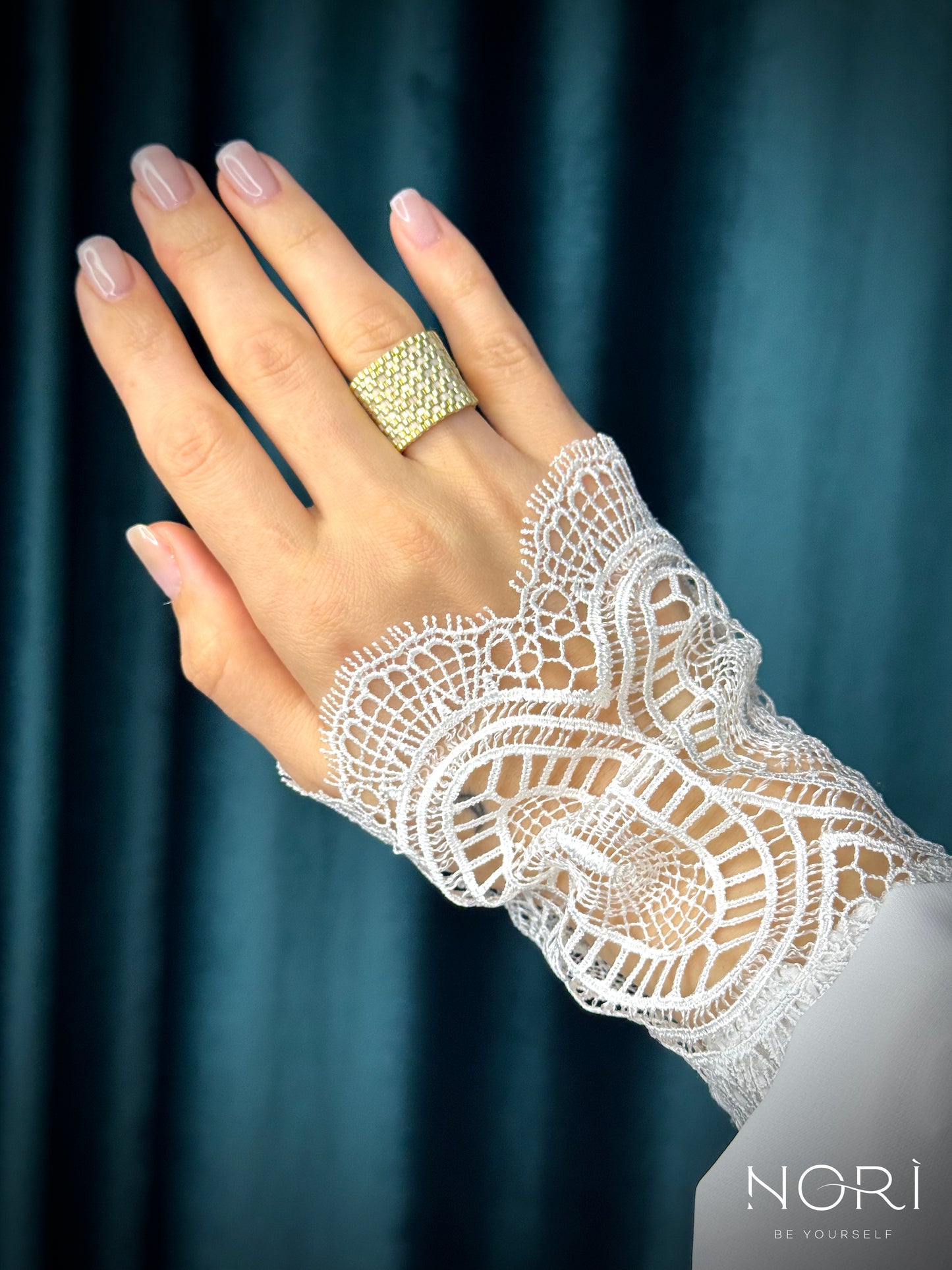 Tresor_Auriu pal cu satin alb