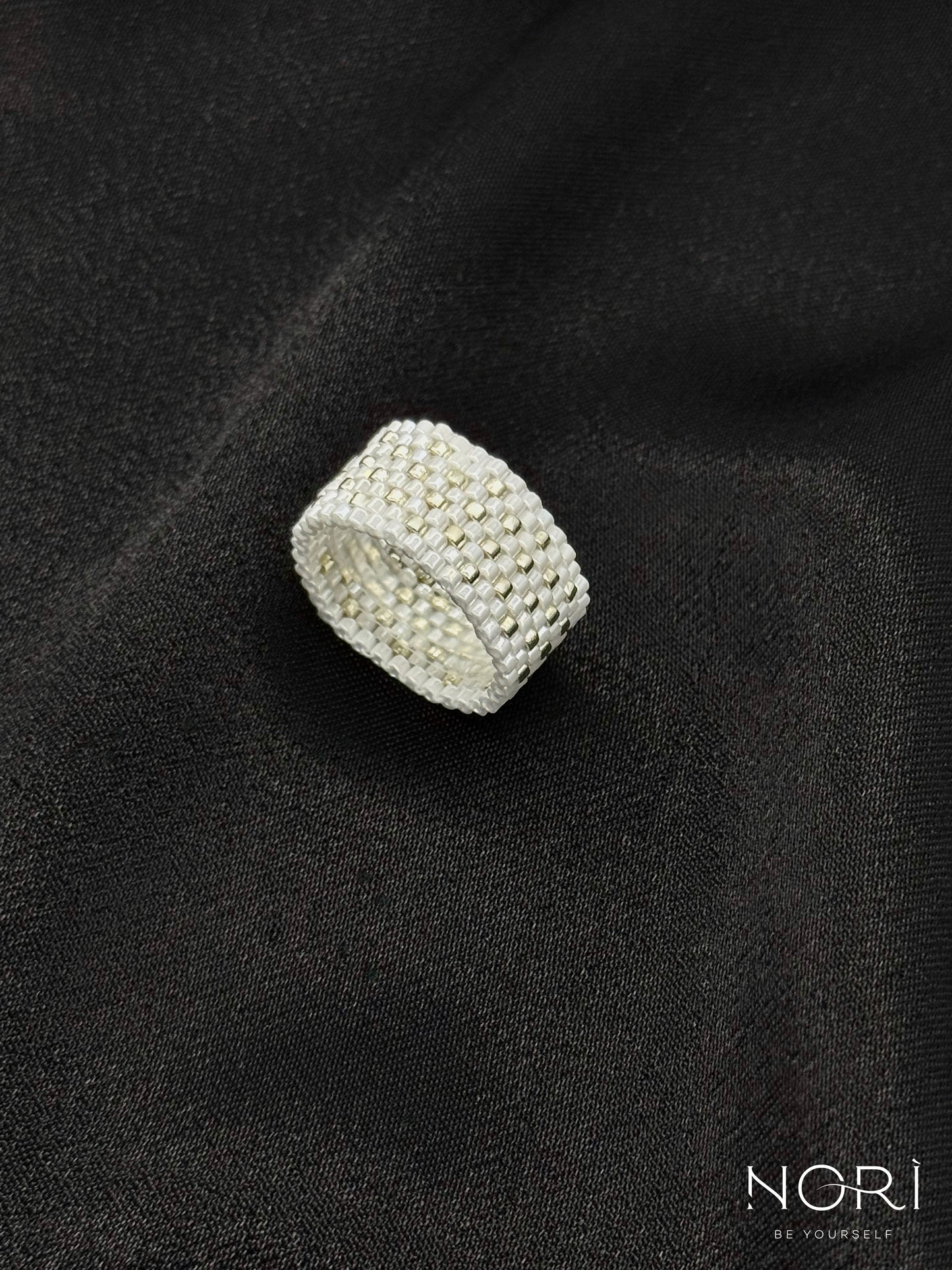 Essence_Alb perlat cu argintiu