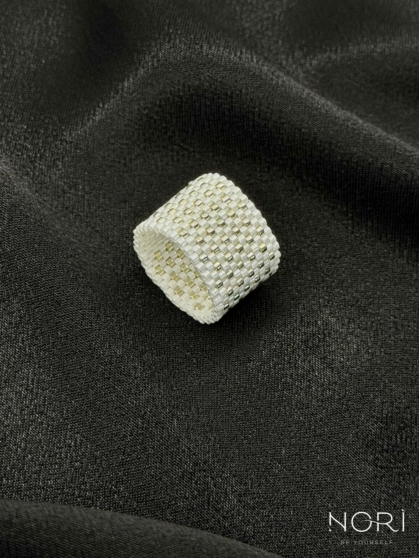 Tresor_Alb perlat cu argintiu