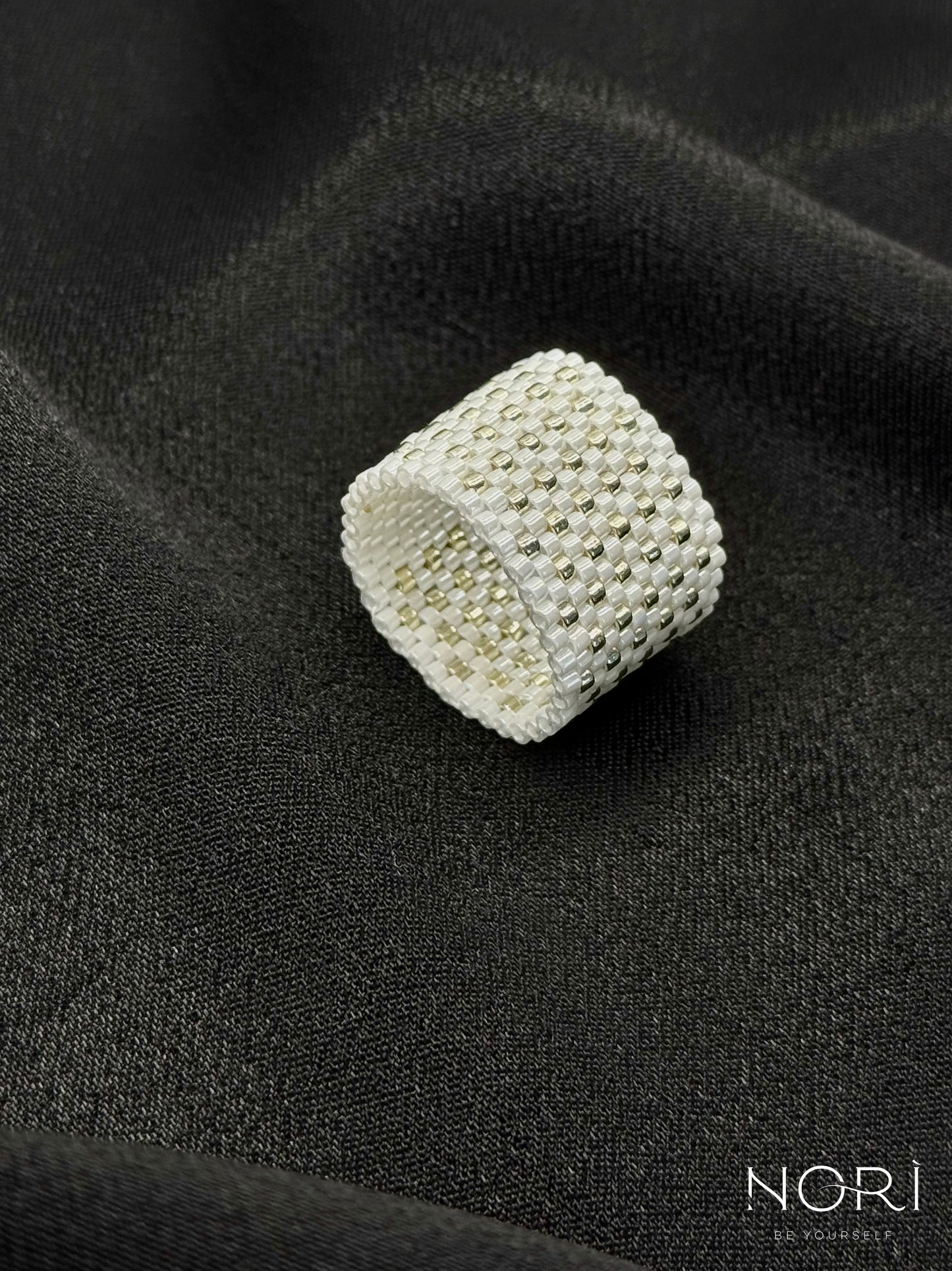 Tresor_Alb perlat cu argintiu