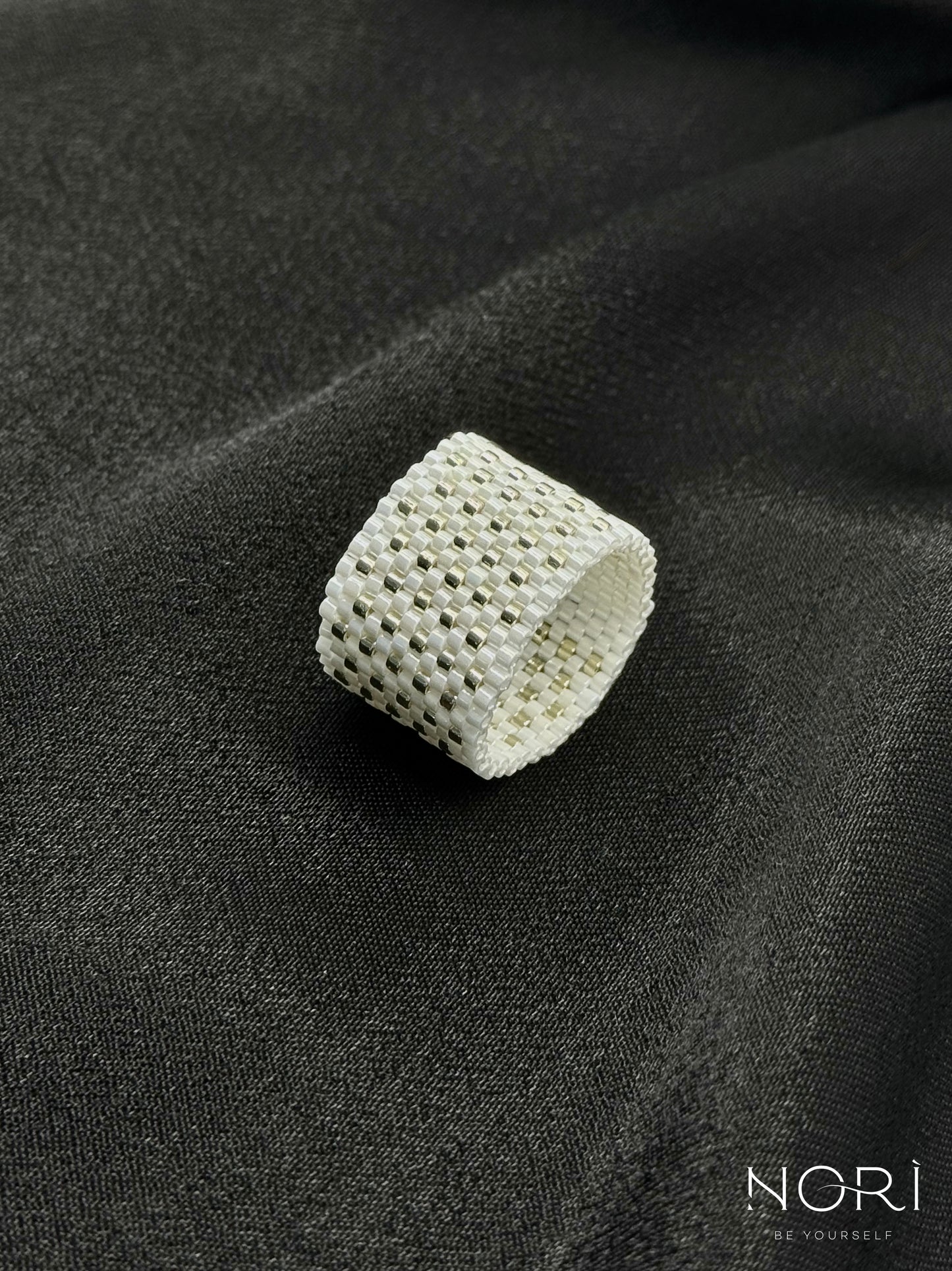 Tresor_Alb perlat cu argintiu