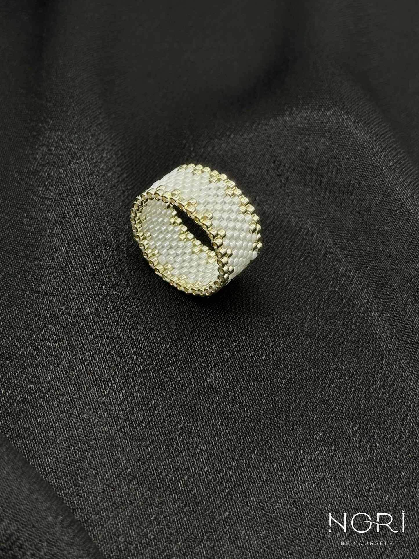 Pulsation_Alb perlat cu argintiu
