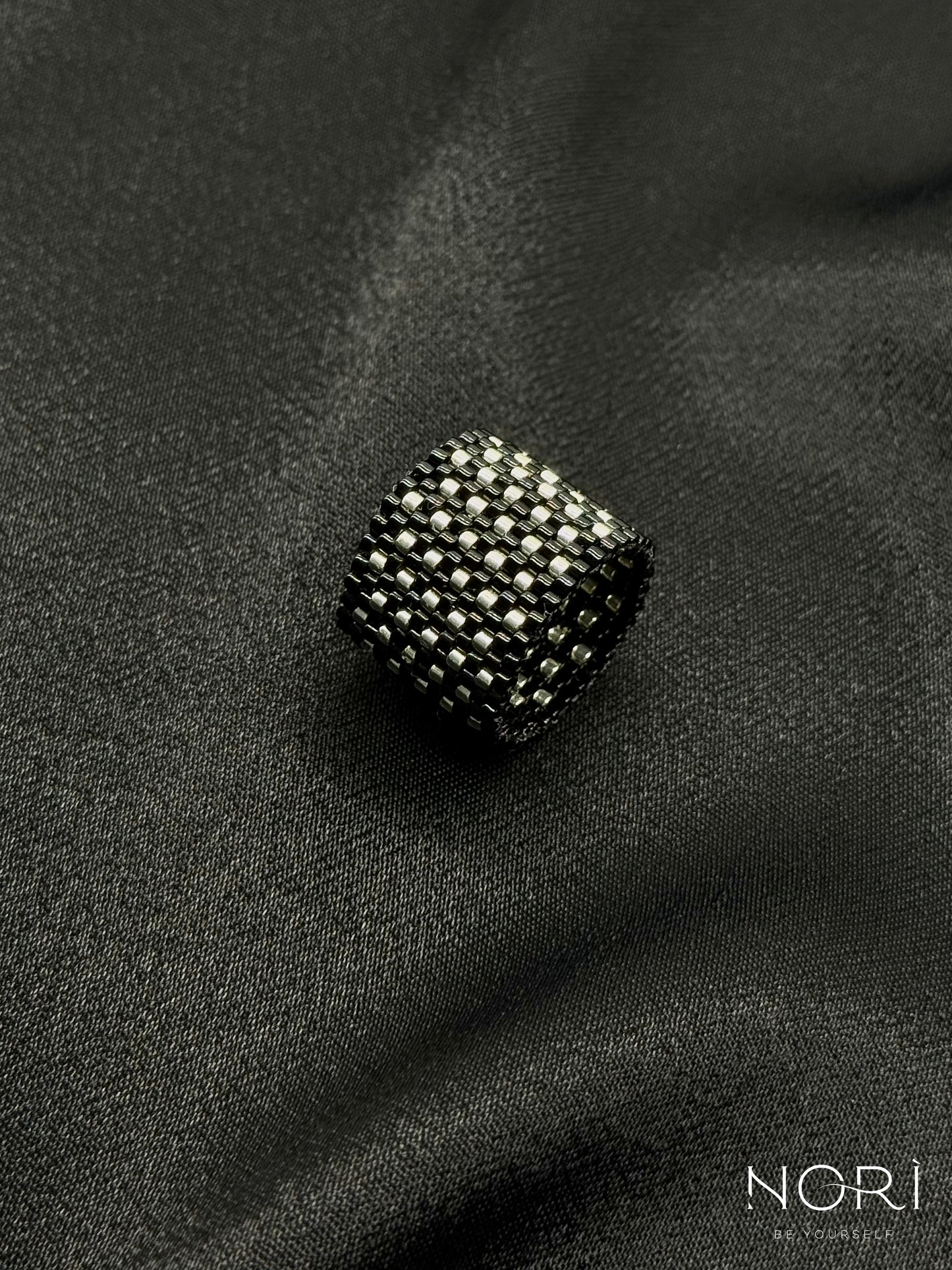 Tresor_Negru cu argintiu