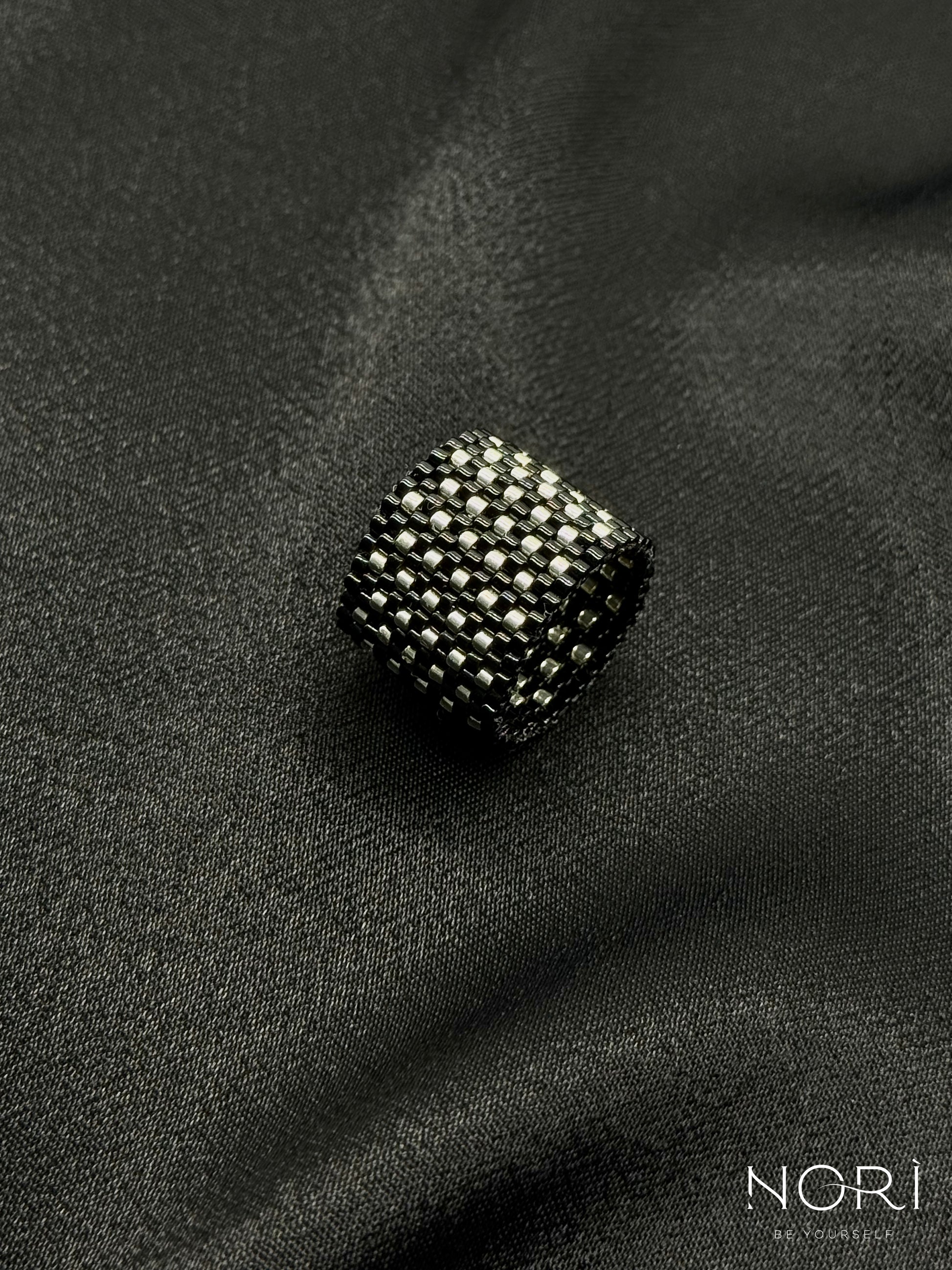 Tresor_Negru cu argintiu