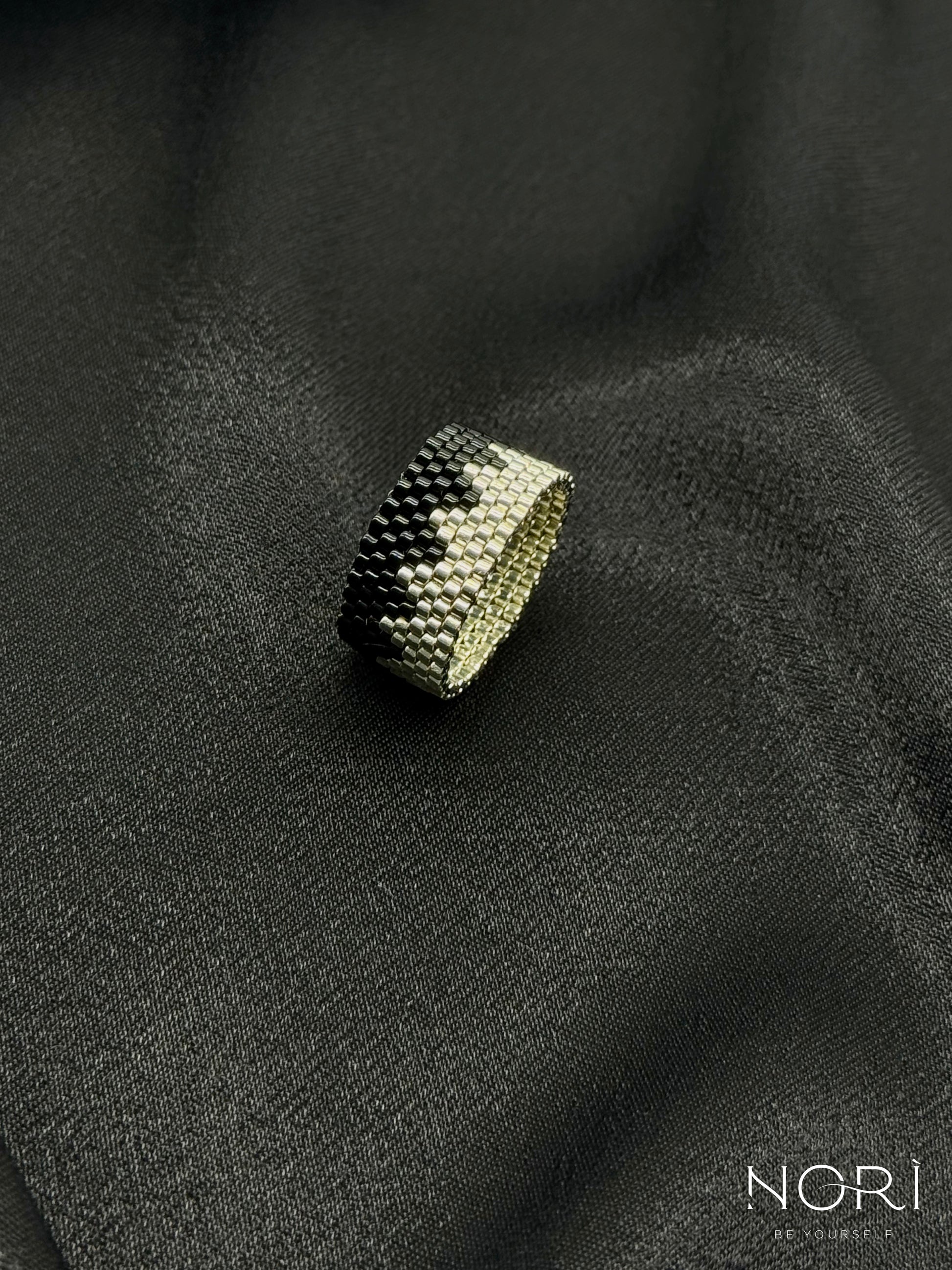 Vibration_Negru cu argintiu