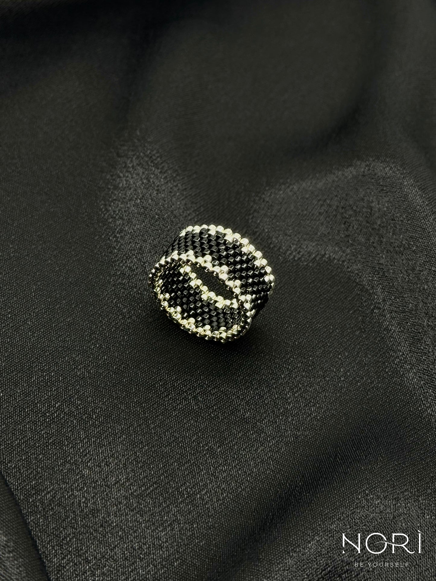 Pulsation_Negru cu argintiu