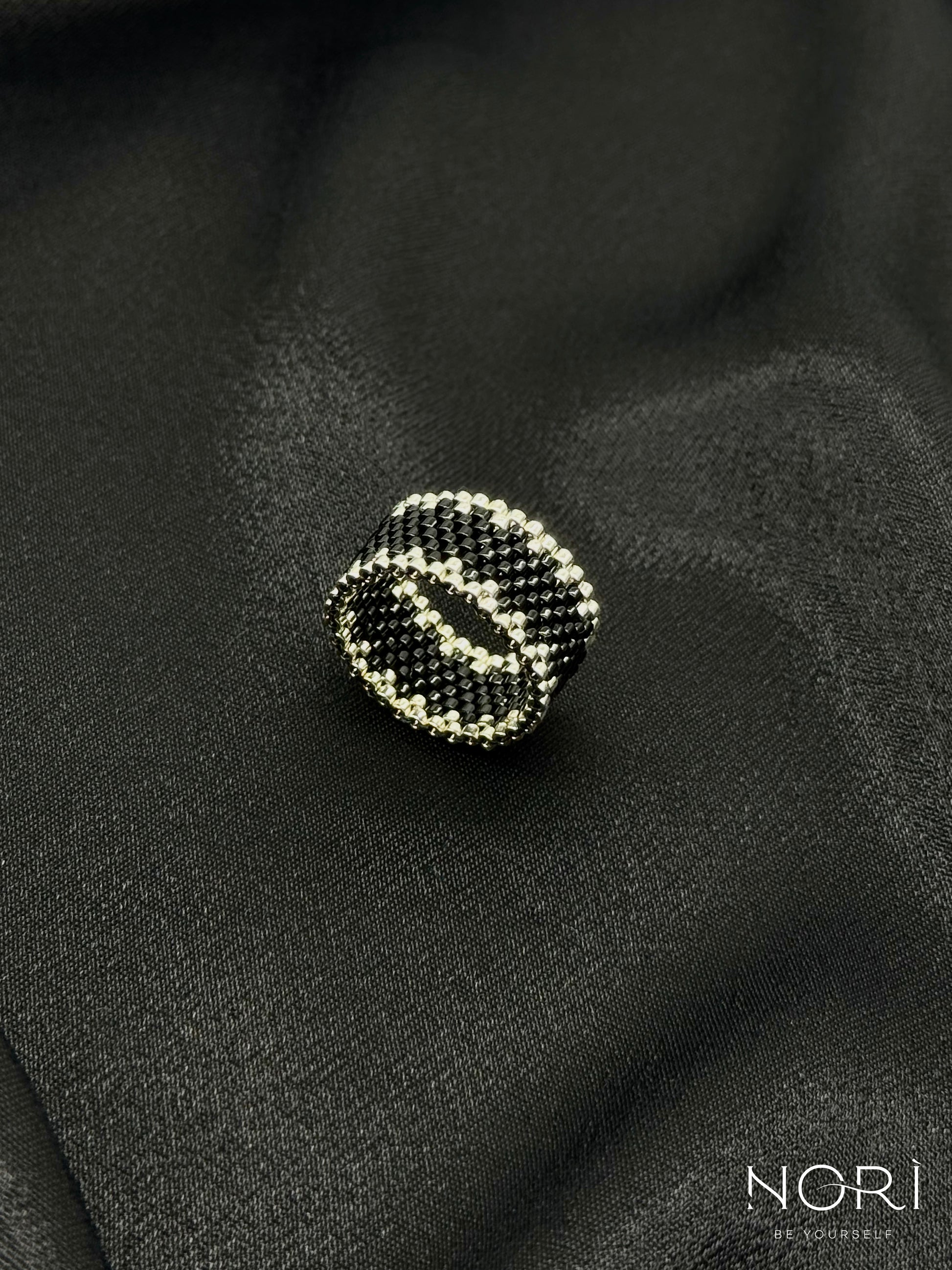 Pulsation_Negru cu argintiu