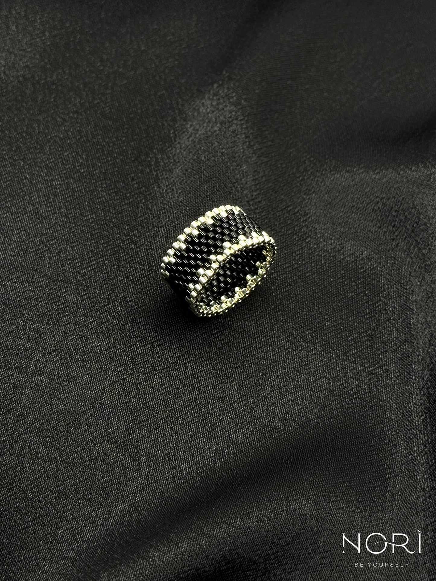 Pulsation_Negru cu argintiu
