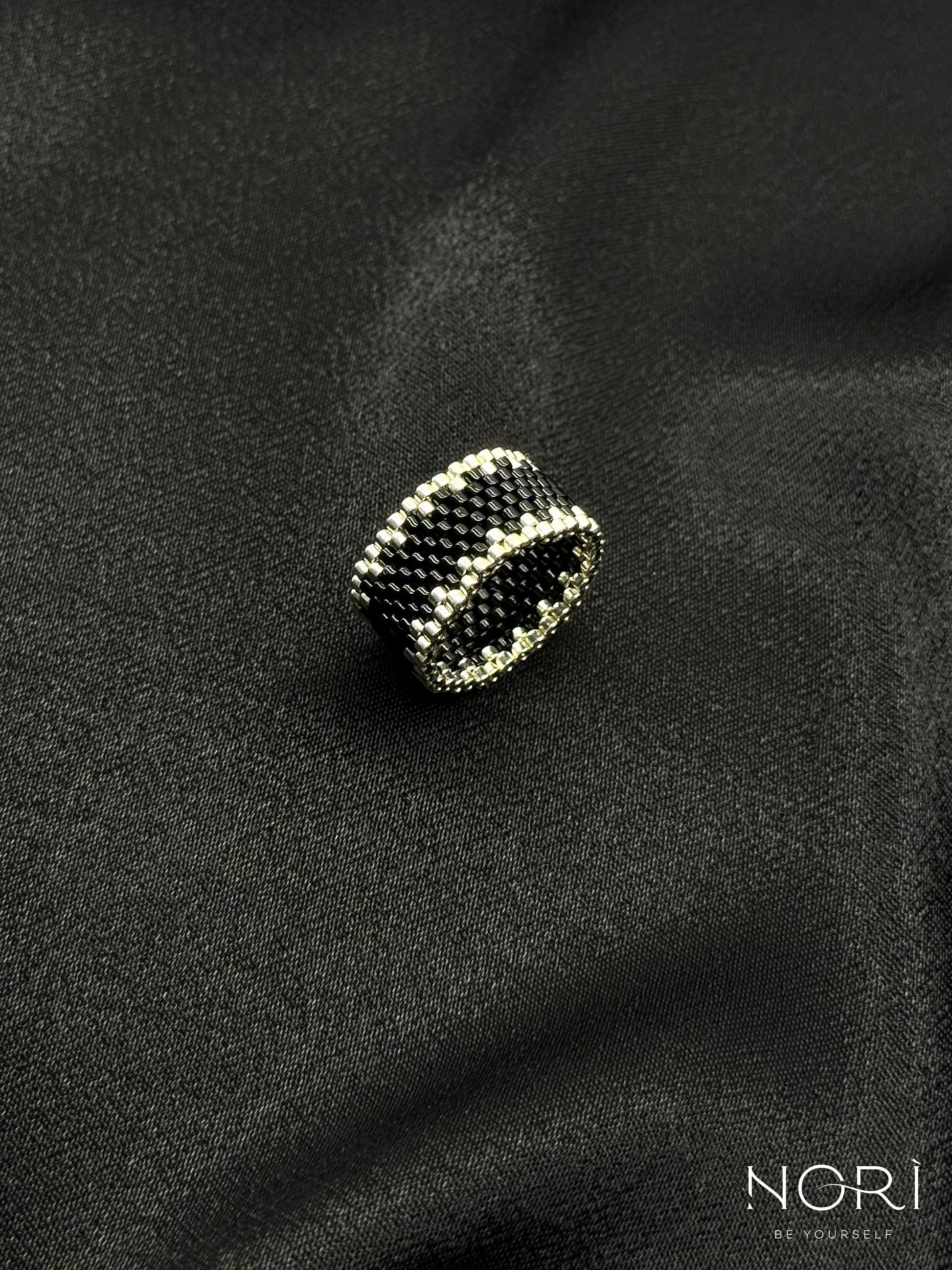 Pulsation_Negru cu argintiu