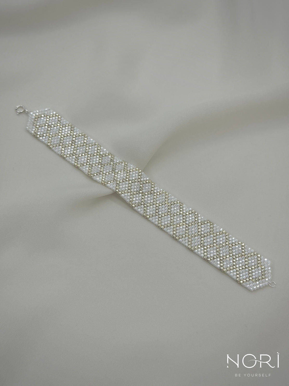 Mosaïque_Alb perlat cu argintiu_fara extensie
