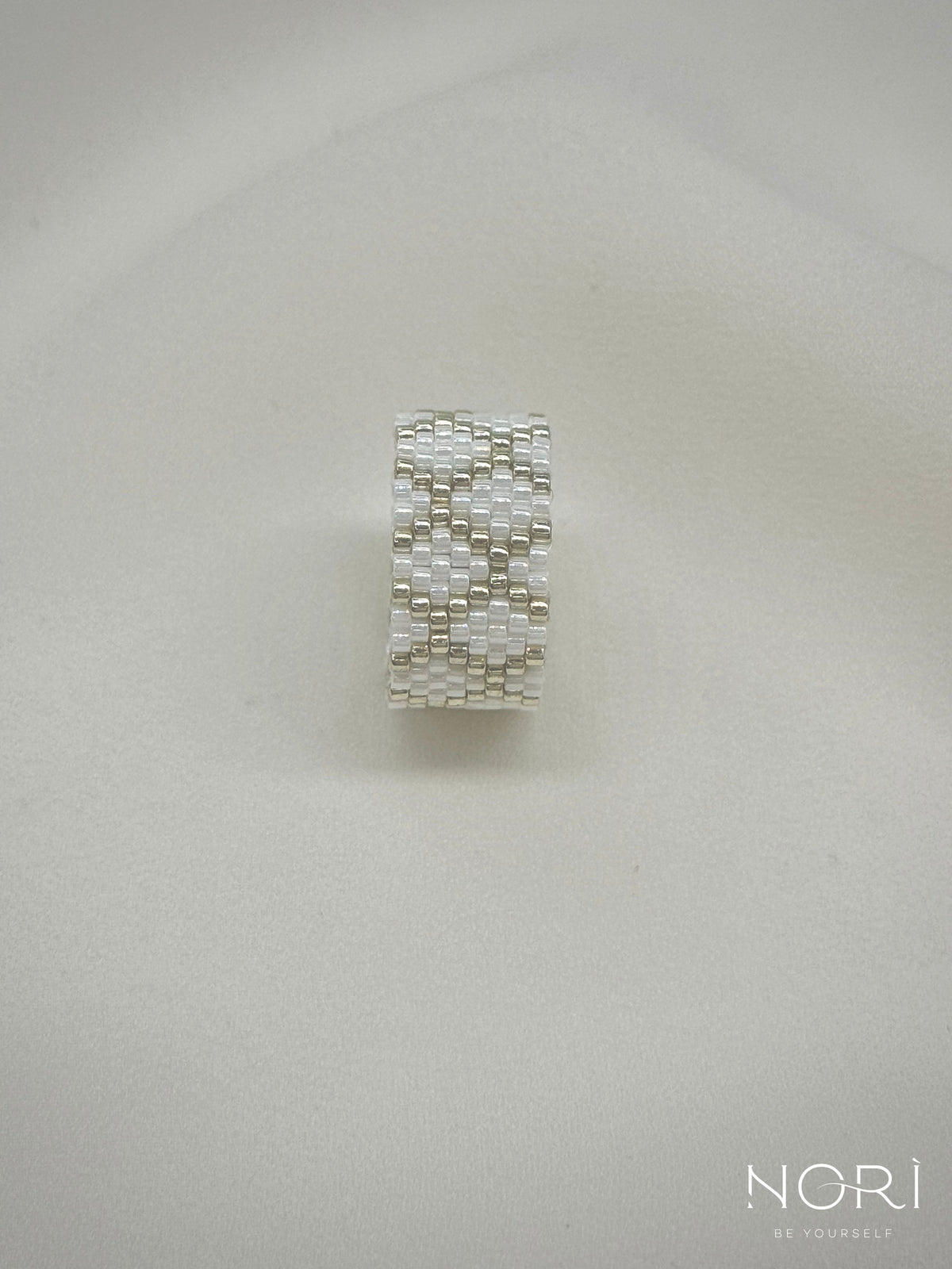 Marqueterie_Alb perlat cu argintiu