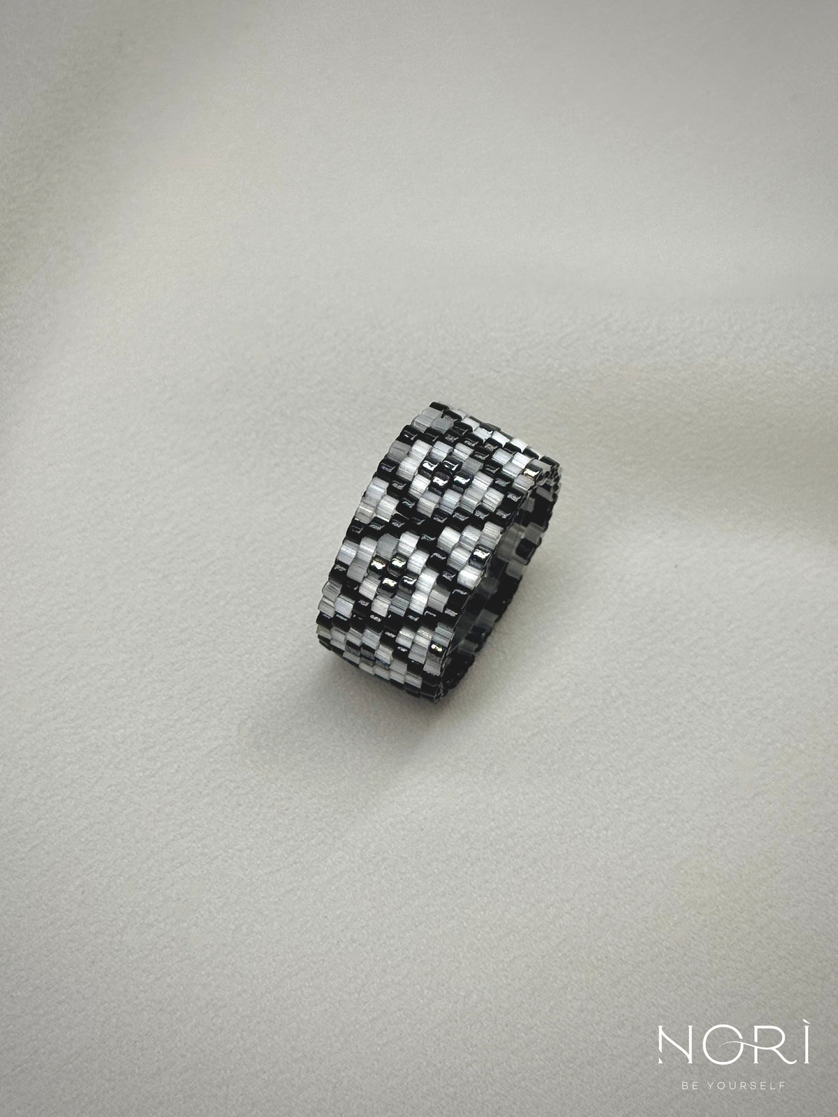 Filigrane_Negru metalic cu satin