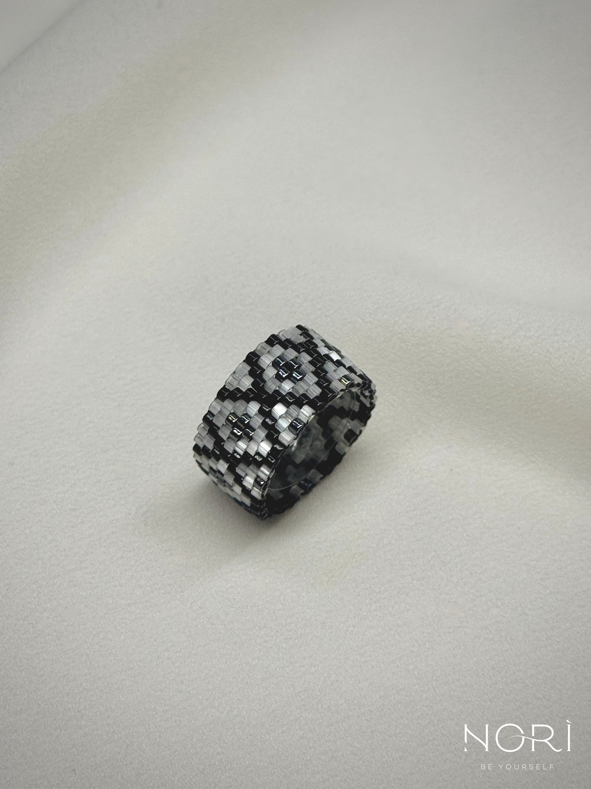 Filigrane_Negru metalic cu satin