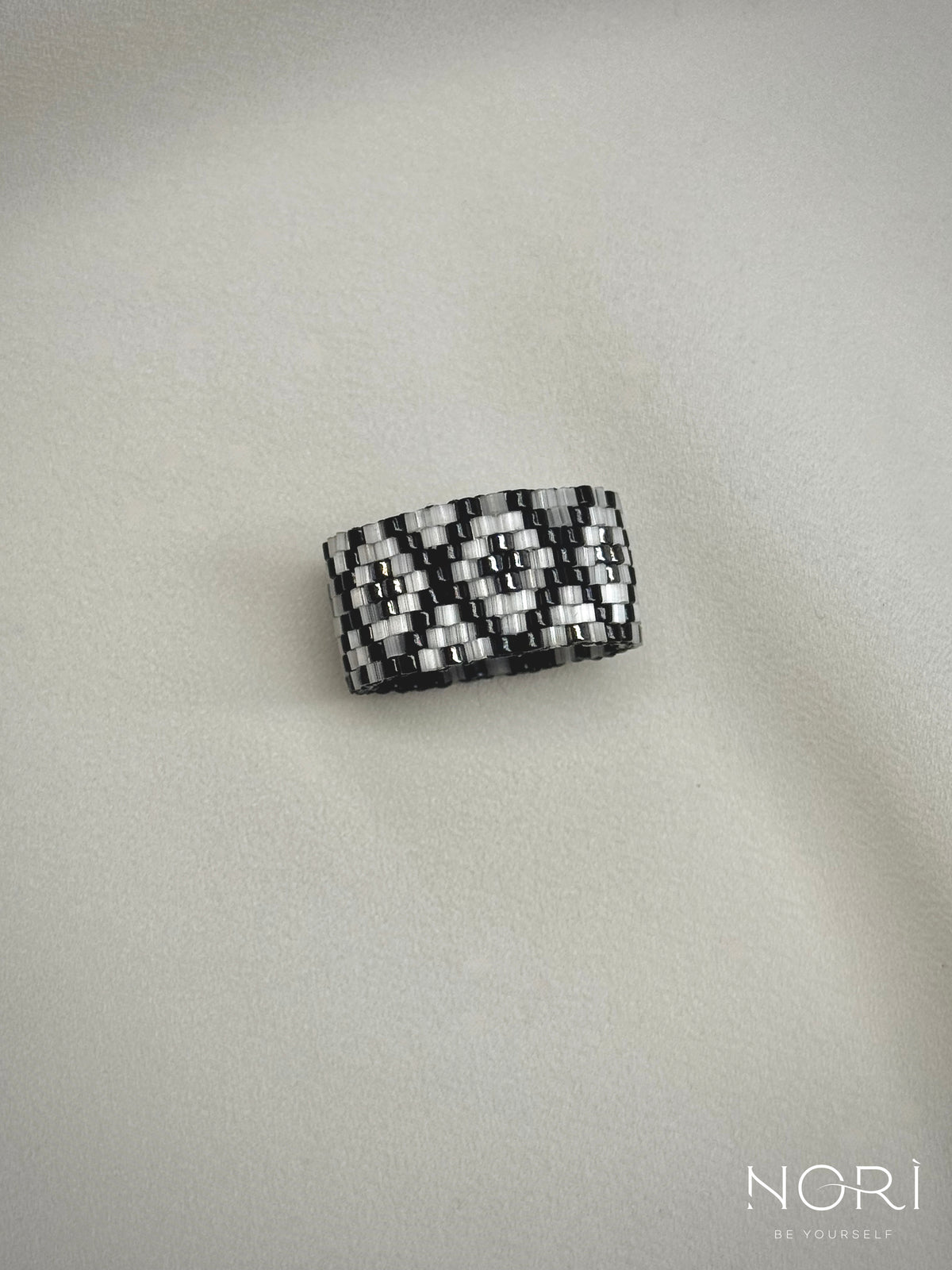 Filigrane_Negru metalic cu satin