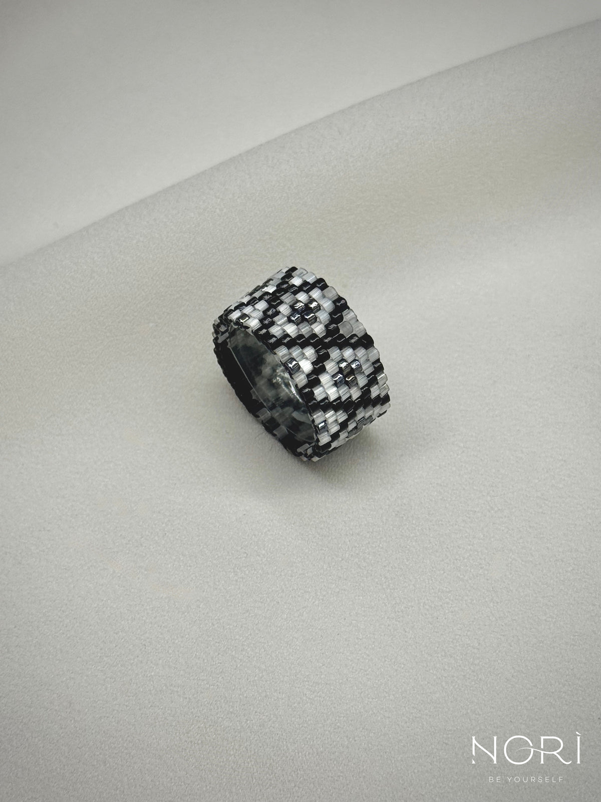 Filigrane_Negru metalic cu satin