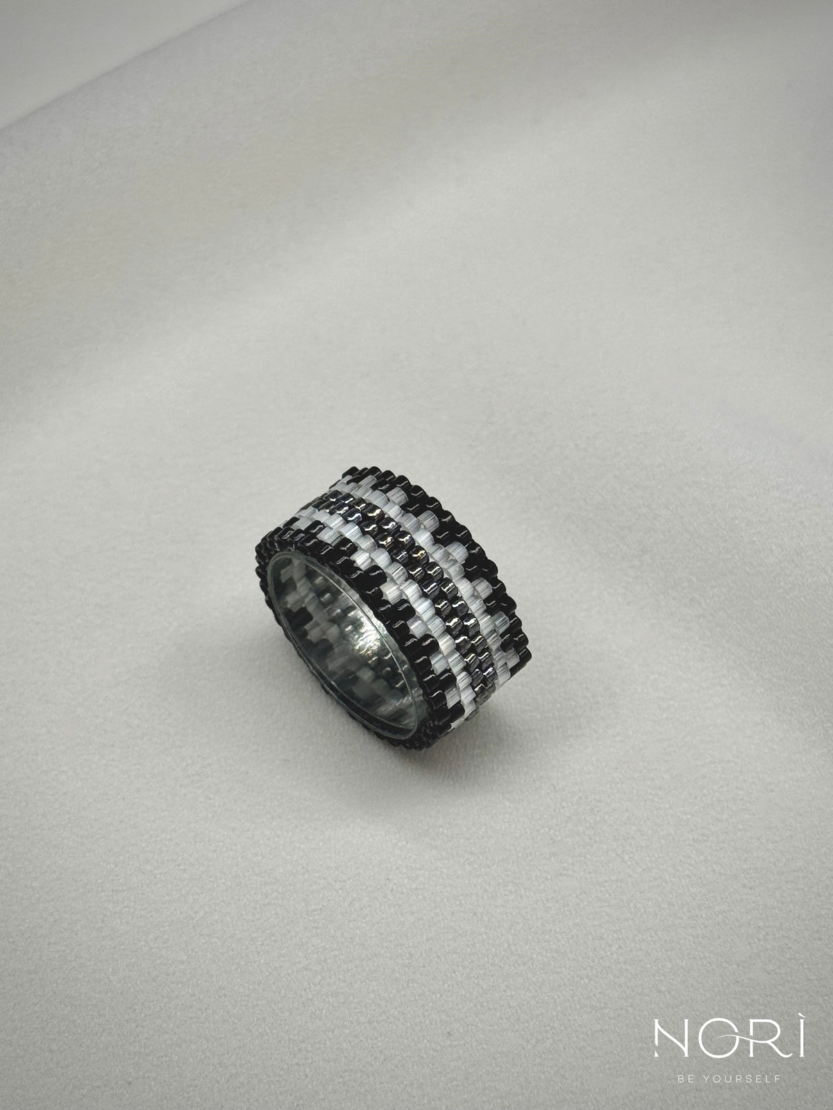 lllusion_Negru metalic cu satin